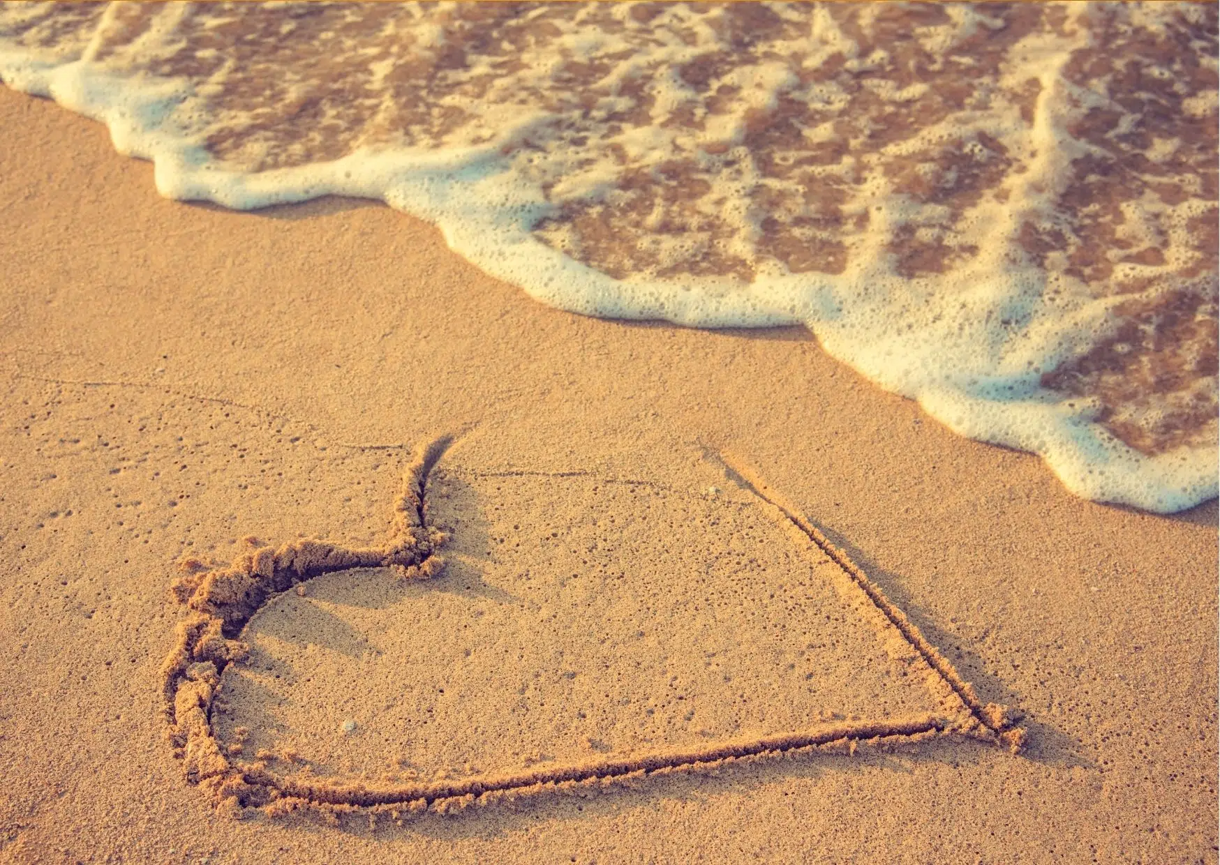 un coeur dans la plage
