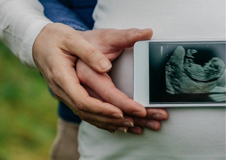 Annonce de grossesse joyeuse et pleine despoir pour la future maman.