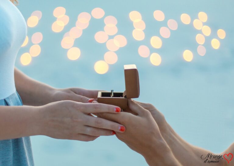 Jeune homme fait une demande en mariage romantique devant sa compagne.