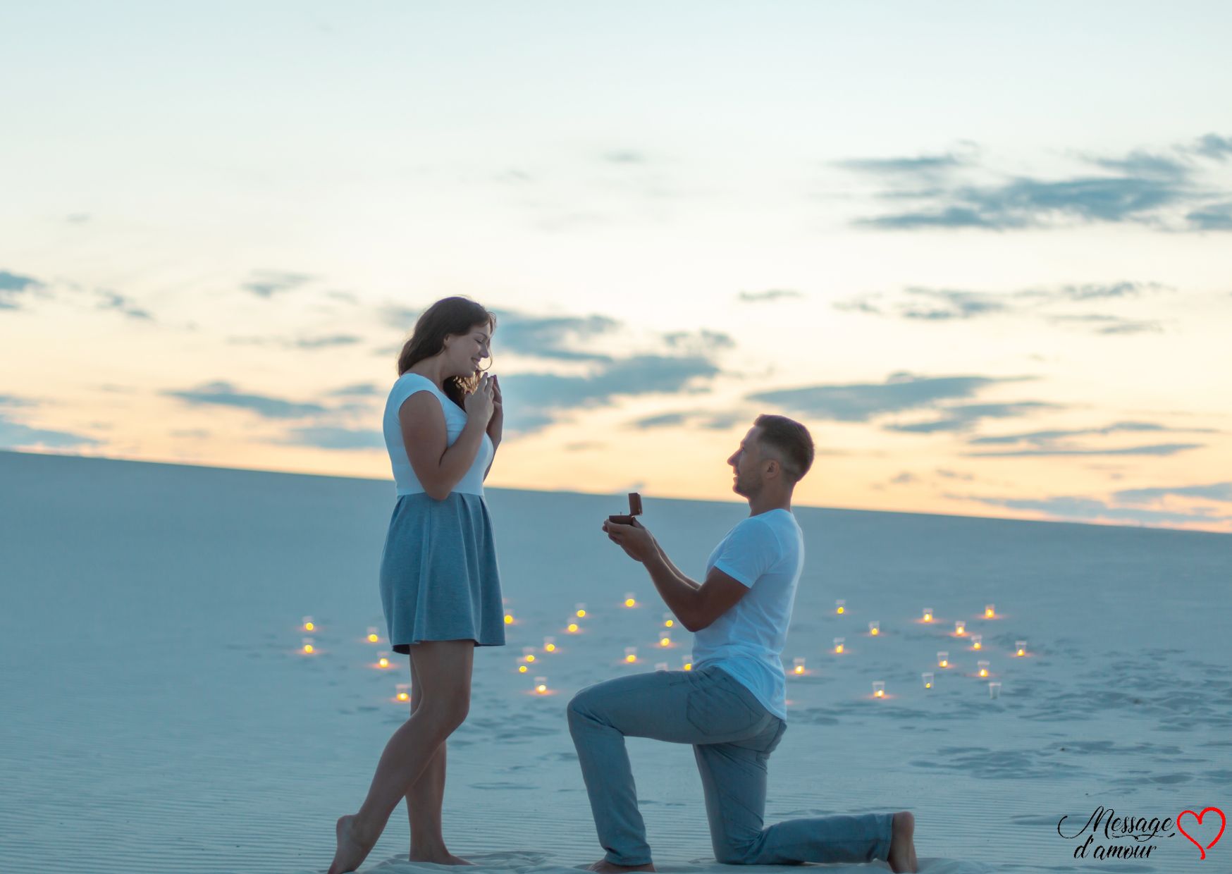 Demande en mariage sur une plage au coucher du soleil