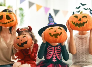 Activités amusantes pour célébrer Halloween avec les enfants Famille célébrant Halloween avec des costumes et décorations pour enfants.