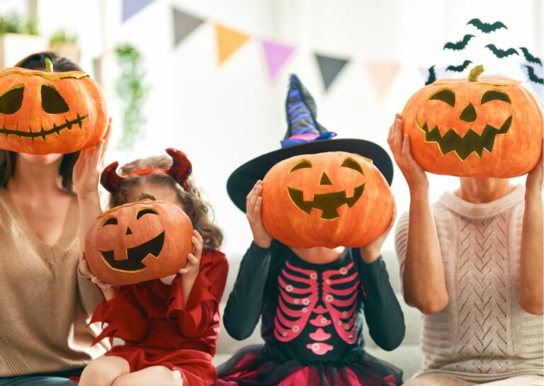 Famille célébrant Halloween avec des costumes et décorations pour enfants.