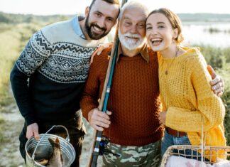 Fête des Grands-Pères : Idées Cadeaux, Célébration et Hommage Tendre Grand-Père et petits-enfants