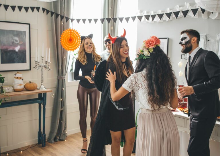 Soirée dHalloween avec des déguisements effrayants et colorés.