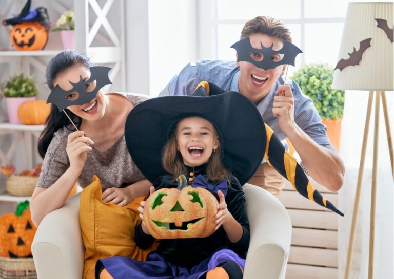 Fête ensorcelante dHalloween pour petits et grands avec costumes et décor effrayants.