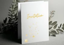 Des idées pour une invitation d’anniversaire originale Carte d'invitation d'anniversaire avec motif étoilé doré, idéale pour une célébration originale et f.