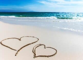 coeur sur le sable de la plage