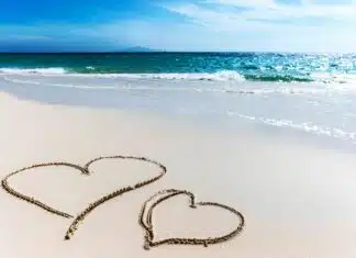 coeur sur le sable de la plage