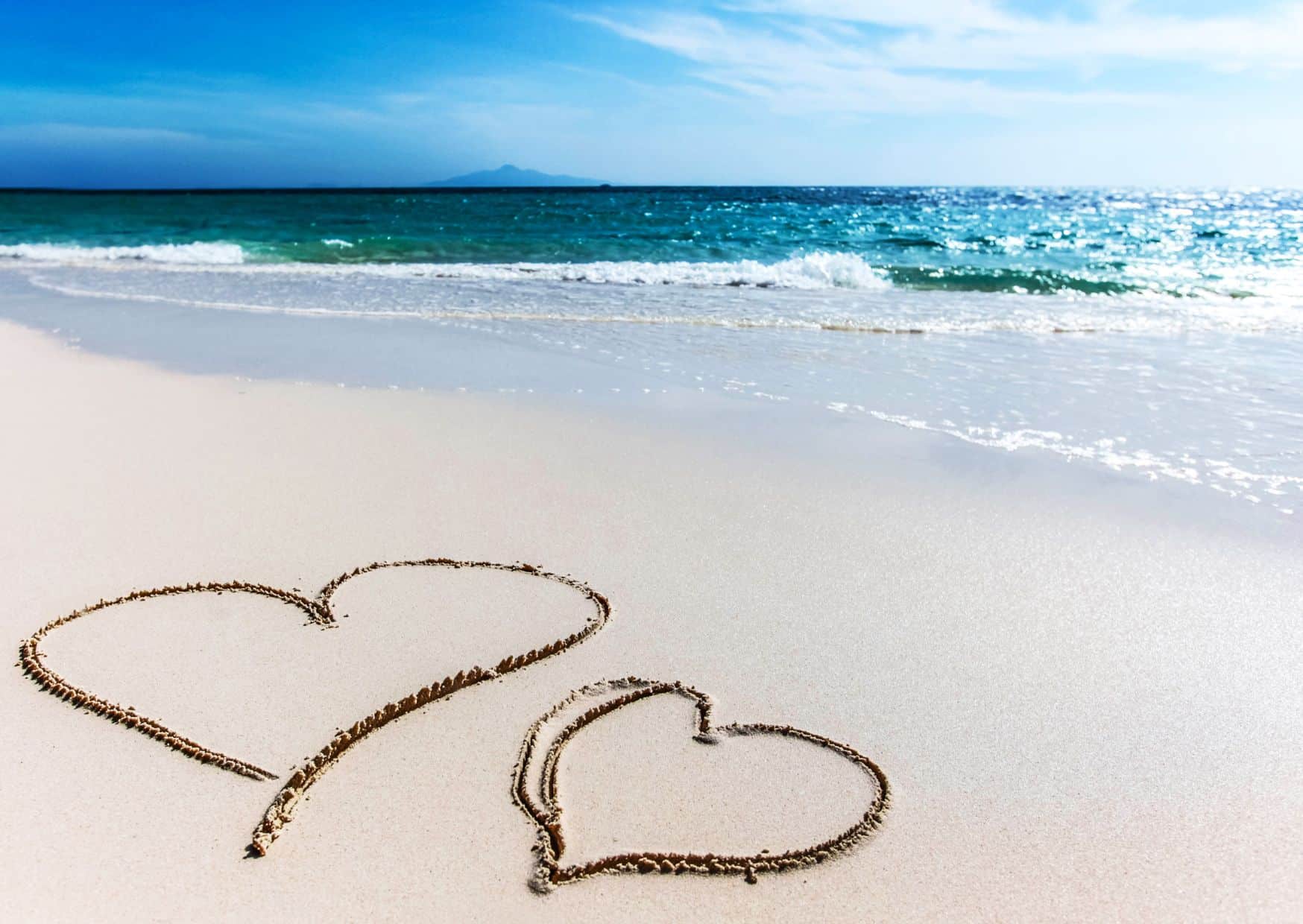 coeur sur le sable de la plage