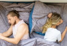 couple amoureux échangeant des SMS romantiques en 2026