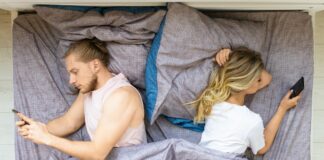 couple amoureux échangeant des SMS romantiques en 2026
