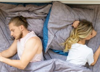 couple amoureux échangeant des SMS romantiques en 2026