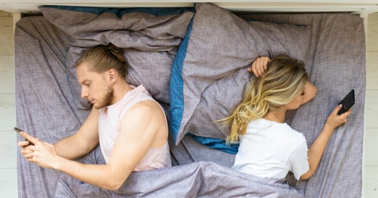 Couple amoureux échangeant des SMS d’amour après une dispute en 2026.